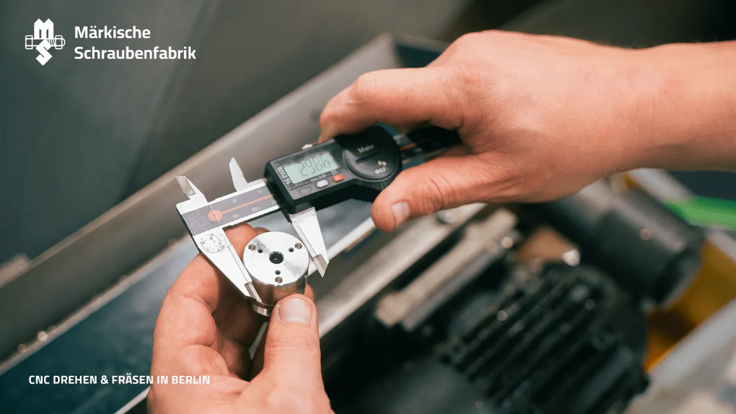 CNC-Drehen in Berlin: Blick in die Drehmaschine